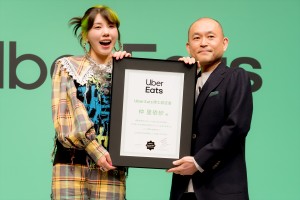 仲里依紗、Uber Eats 新CM公開記念「Uber Eats 博士」認定式に登場