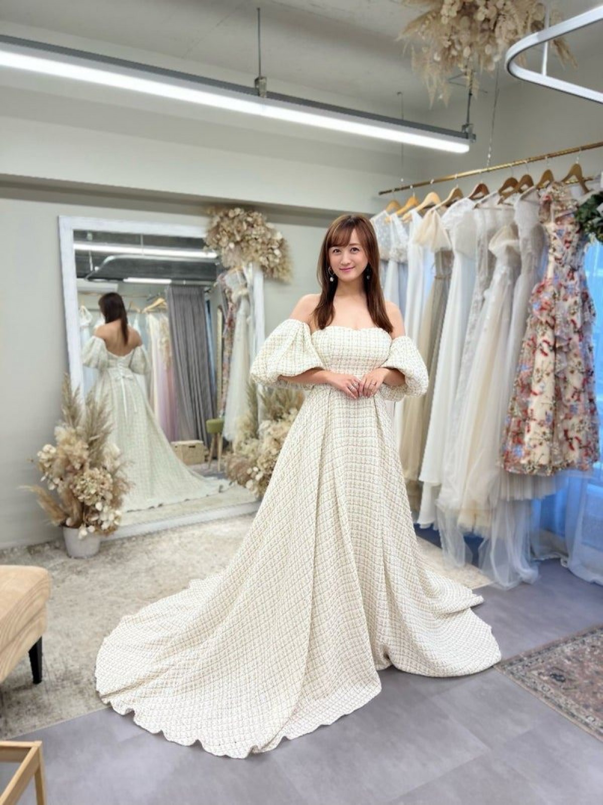 昨年結婚の小松彩夏、美デコルテ際立つウエディングドレス姿「このドレス本当に可愛かった」