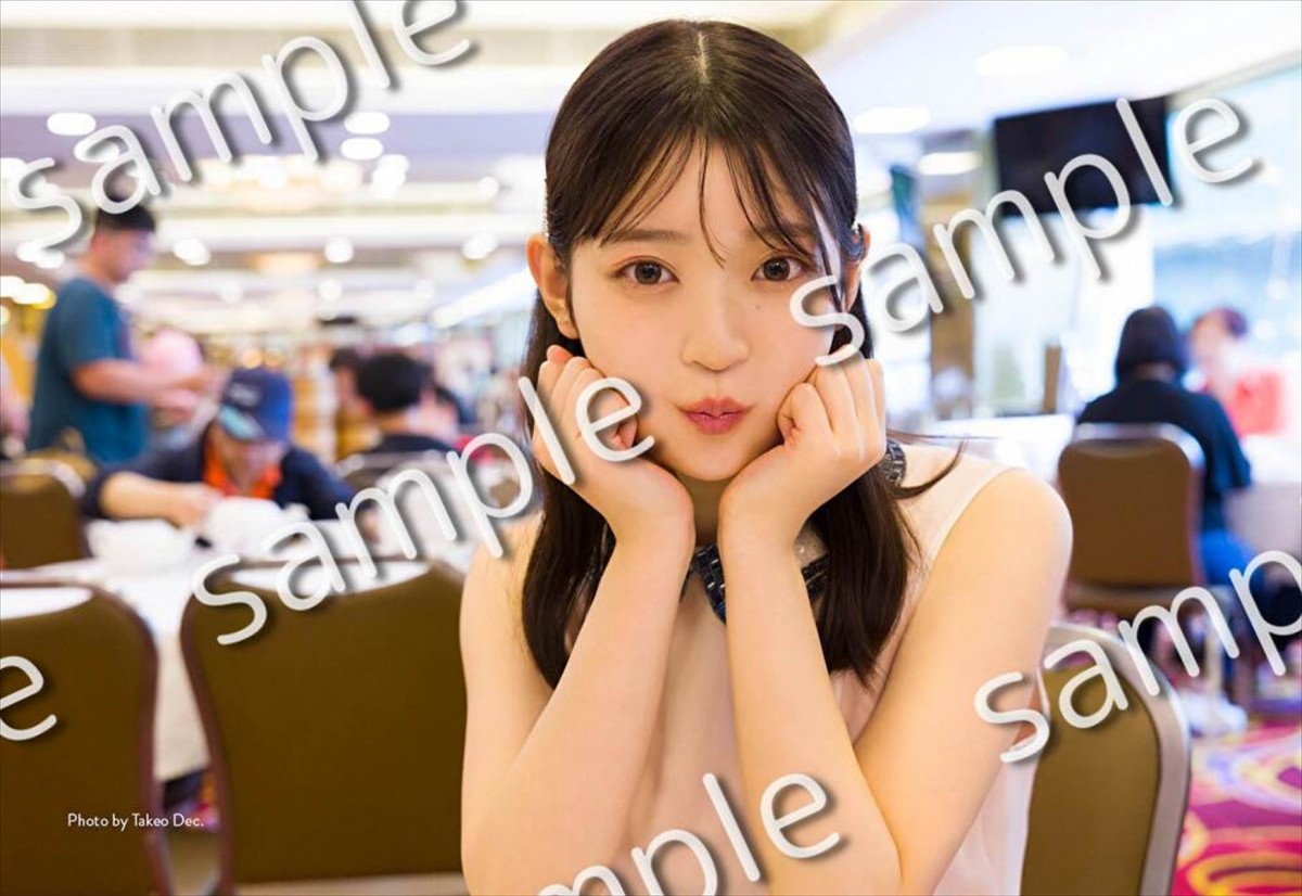 乃木坂46・阪口珠美、リップを塗りながら見つめる視線にドキッ！　1st写真集新カット