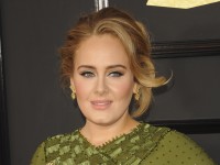 アデルが同性愛差別発言のファンを咎める「馬鹿げた真似しないでよ」