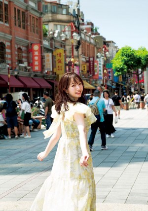 美人キャスター・刈川くるみ、ほんわか笑顔全開のグラビアで初ソロ表紙