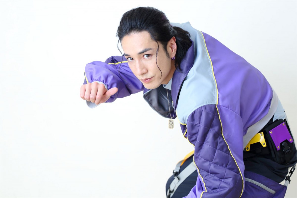 宮澤佑、10年間積み重ねたスーパー戦隊への思い　『爆上戦隊ブンブンジャー』ブンバイオレット抜てきで「ついにヒーローになったんだ！」