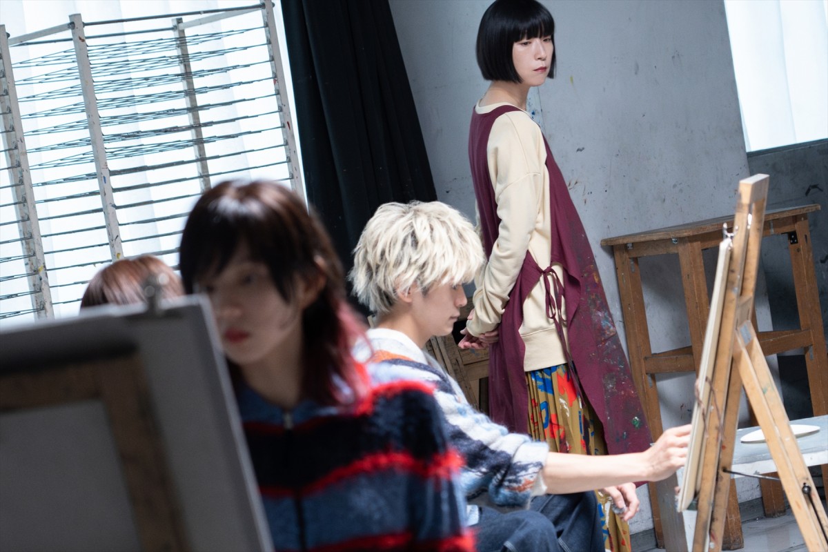 眞栄田郷敦主演『ブルーピリオド』、原作再現度の高さに反響！　“佐伯先生”薬師丸ひろ子＆“大葉先生”江口のりこ場面写真解禁