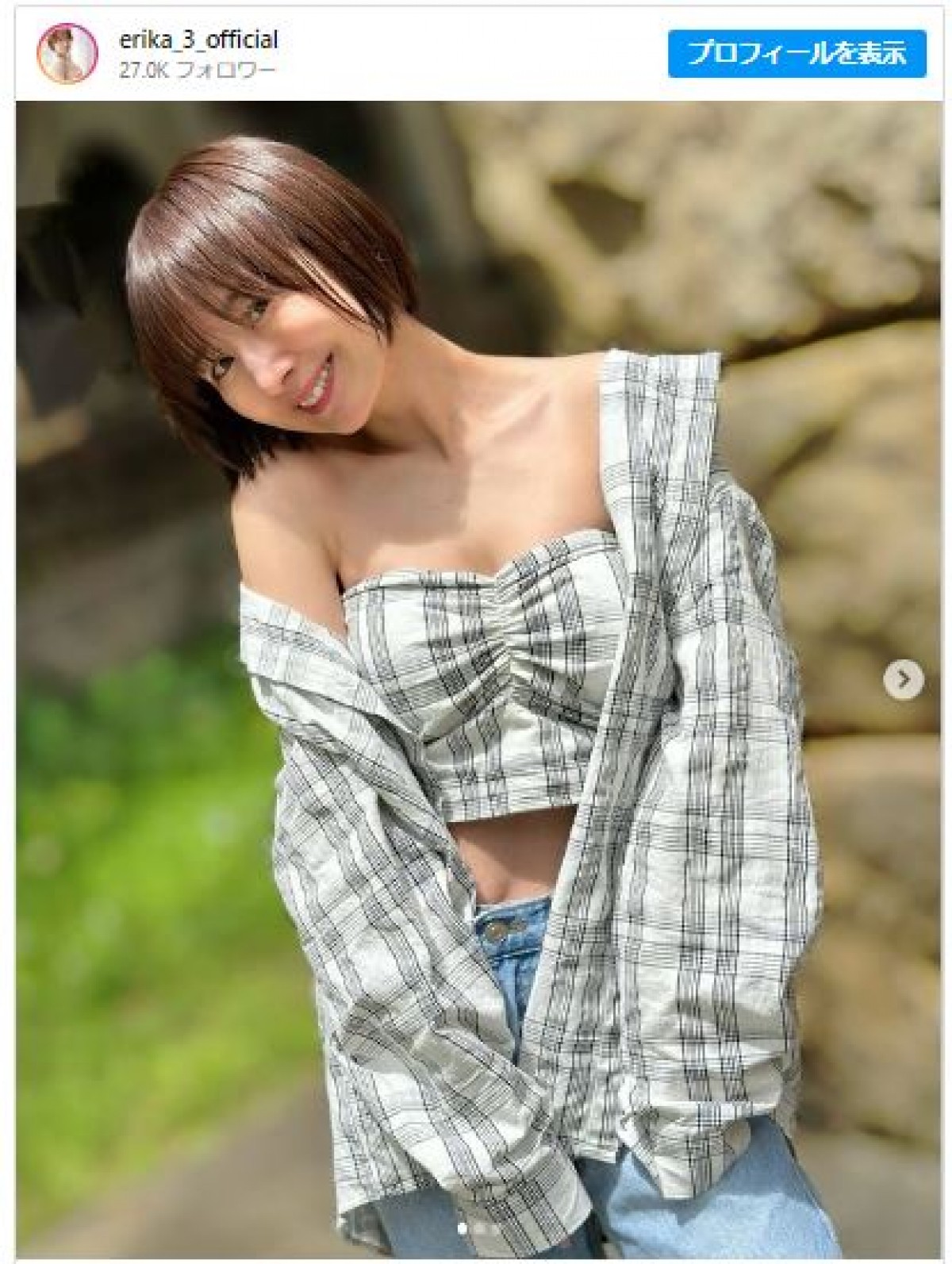 へそ出しのカジュアルルックの山川恵里佳　※「山川恵里佳」インスタグラム