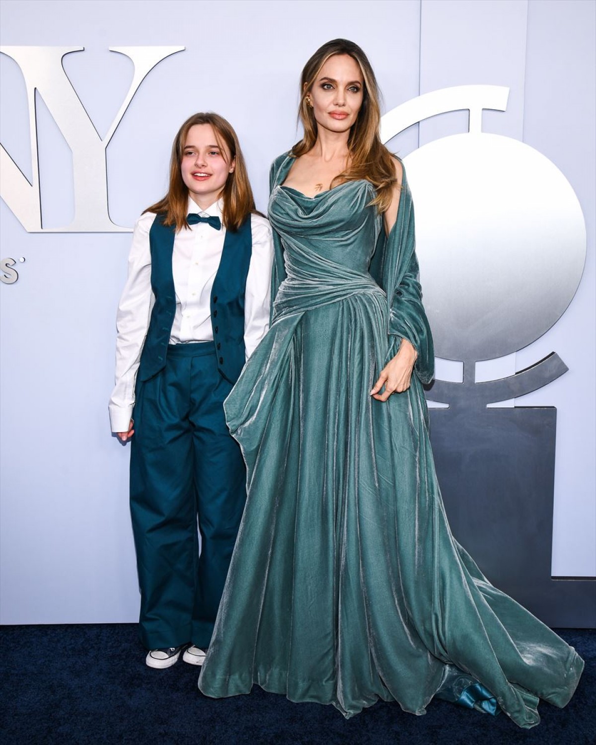 アンジェリーナ・ジョリーの娘ヴィヴィアン、母とカラーコーデのマニッシュルックでトニー賞！