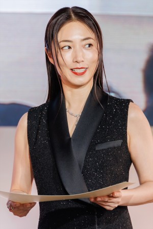 MEGUMI、第35回 日本ジュエリー ベストドレッサー賞 表彰式に登場