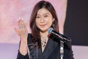 篠原涼子、第35回 日本ジュエリー ベストドレッサー賞 表彰式に登場