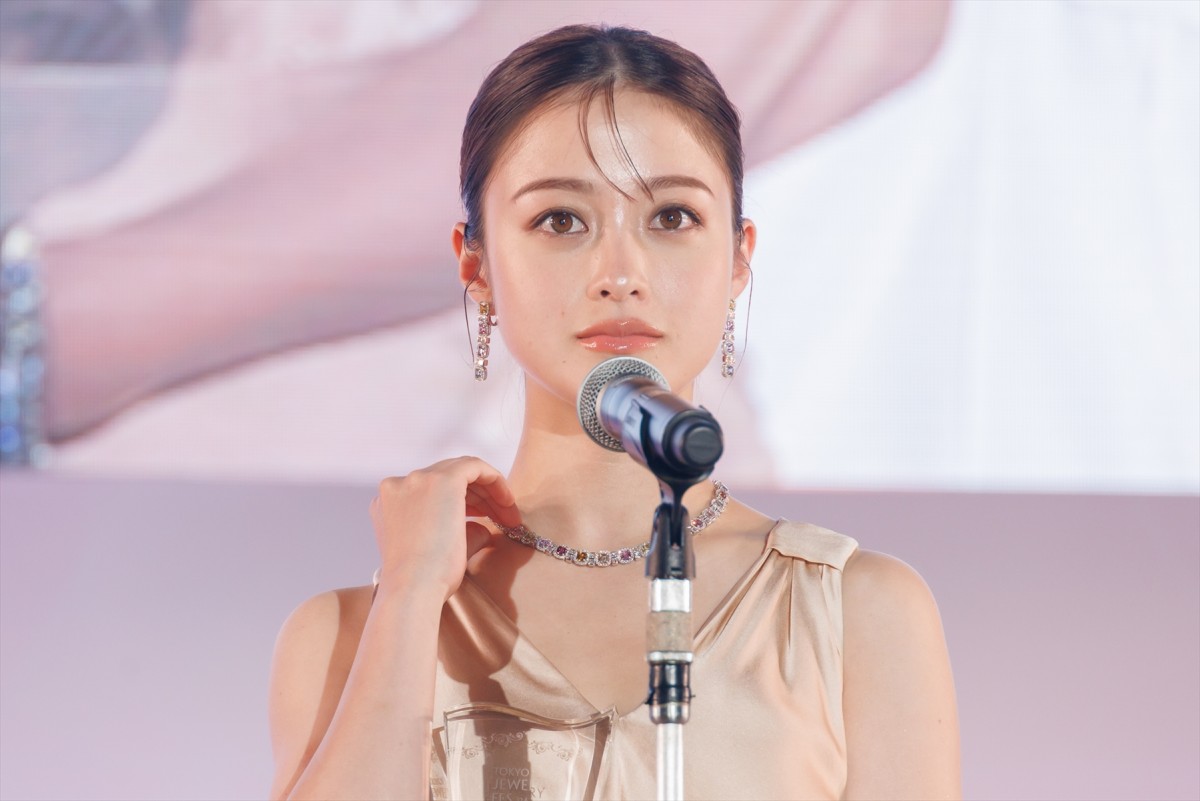 橋本環奈、ジュエリーベストドレッサー10年ぶり受賞に笑顔「少しジュエリーに見合えるようになったのかな」