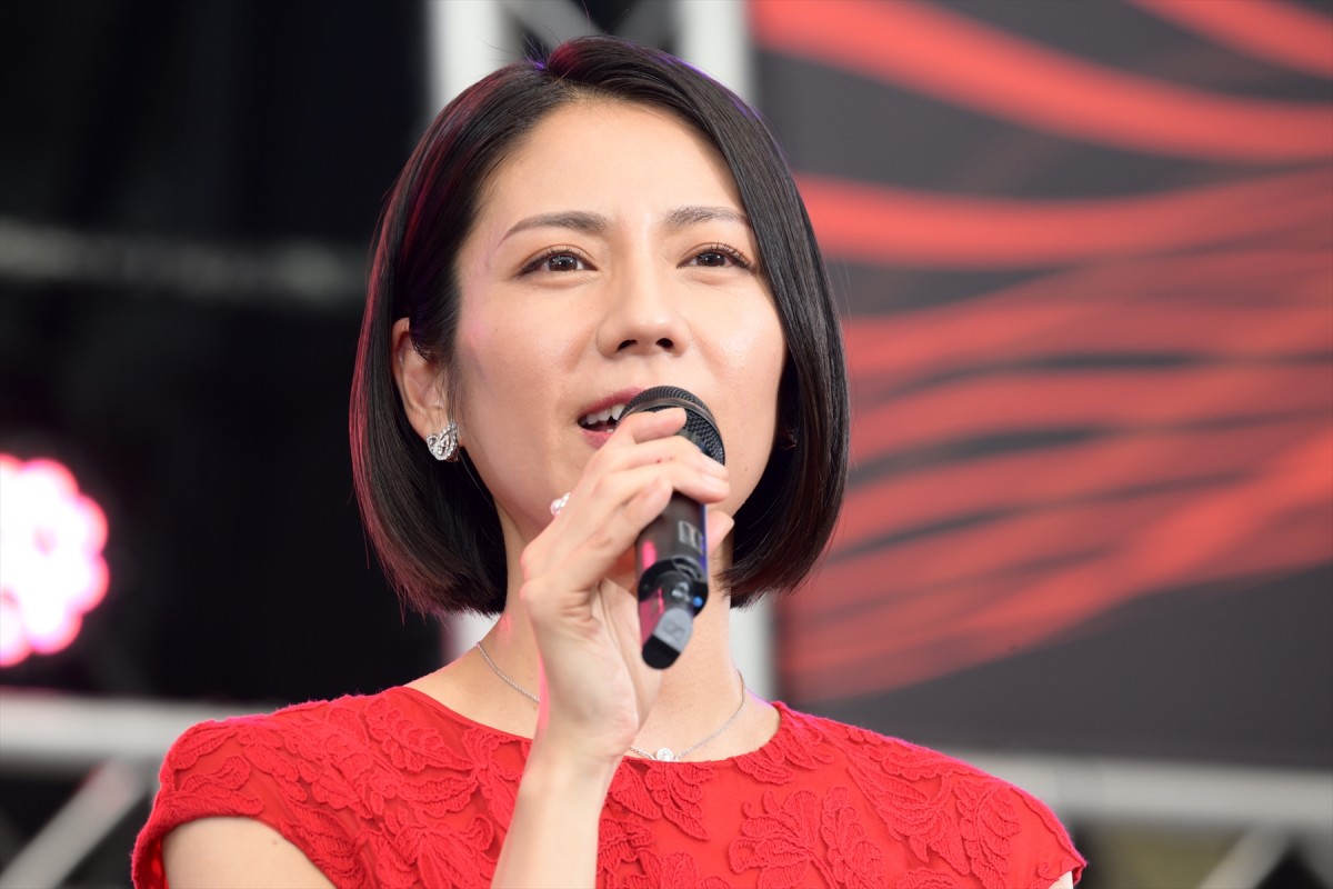 松下奈緒、木村文乃ら『スカイキャッスル』セレブ妻キャストが深紅のドレスで集結