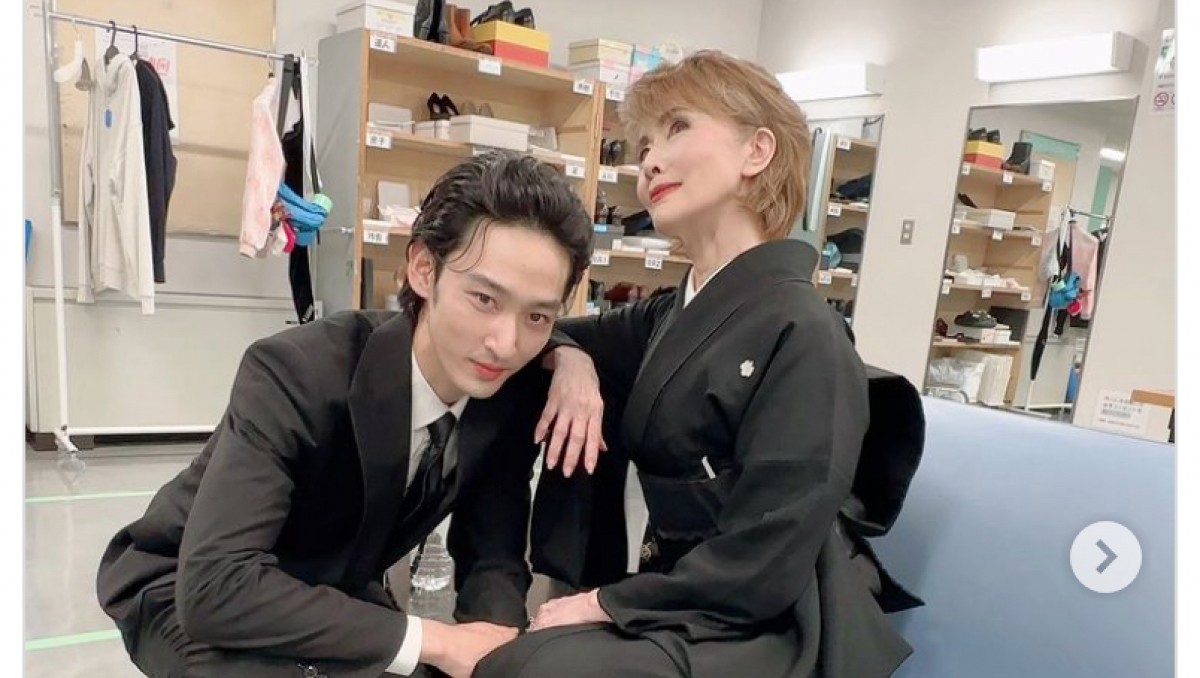 小柳ルミ子、人気俳優たちとの喪服ショットに反響「喪服でも可愛い