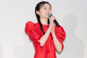 鈴川紗由、映画『きみの色』初日舞台挨拶に登場