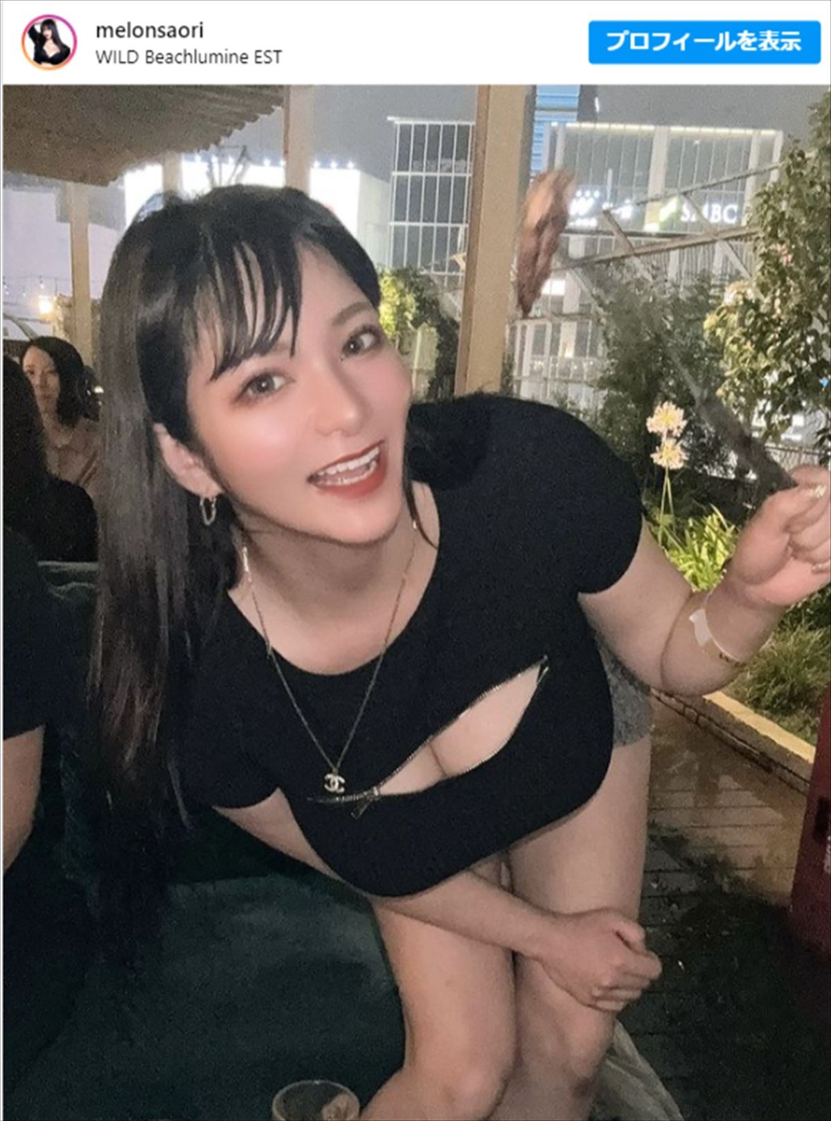 “超絶スタイル”で話題のラウンドガール、緑ニットコーデにネットでは驚きの声