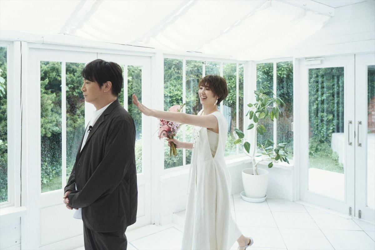 結婚6周年・濱口優＆南明奈がバウリニューアル　『ゼクシィ』10月号で仲良しドレス姿を披露
