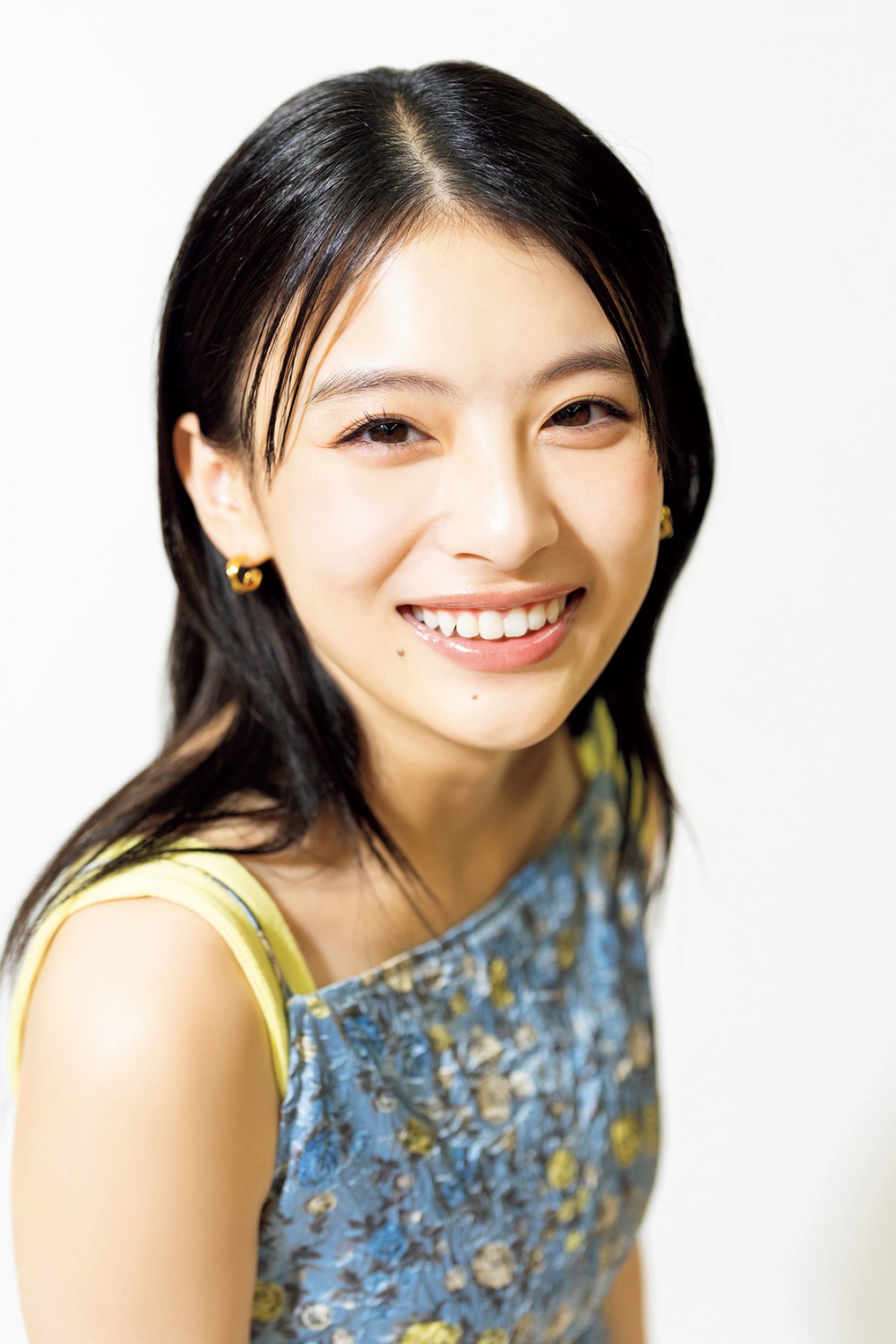 20歳・声優美女、健康的な太ももまぶしい“極上カット”