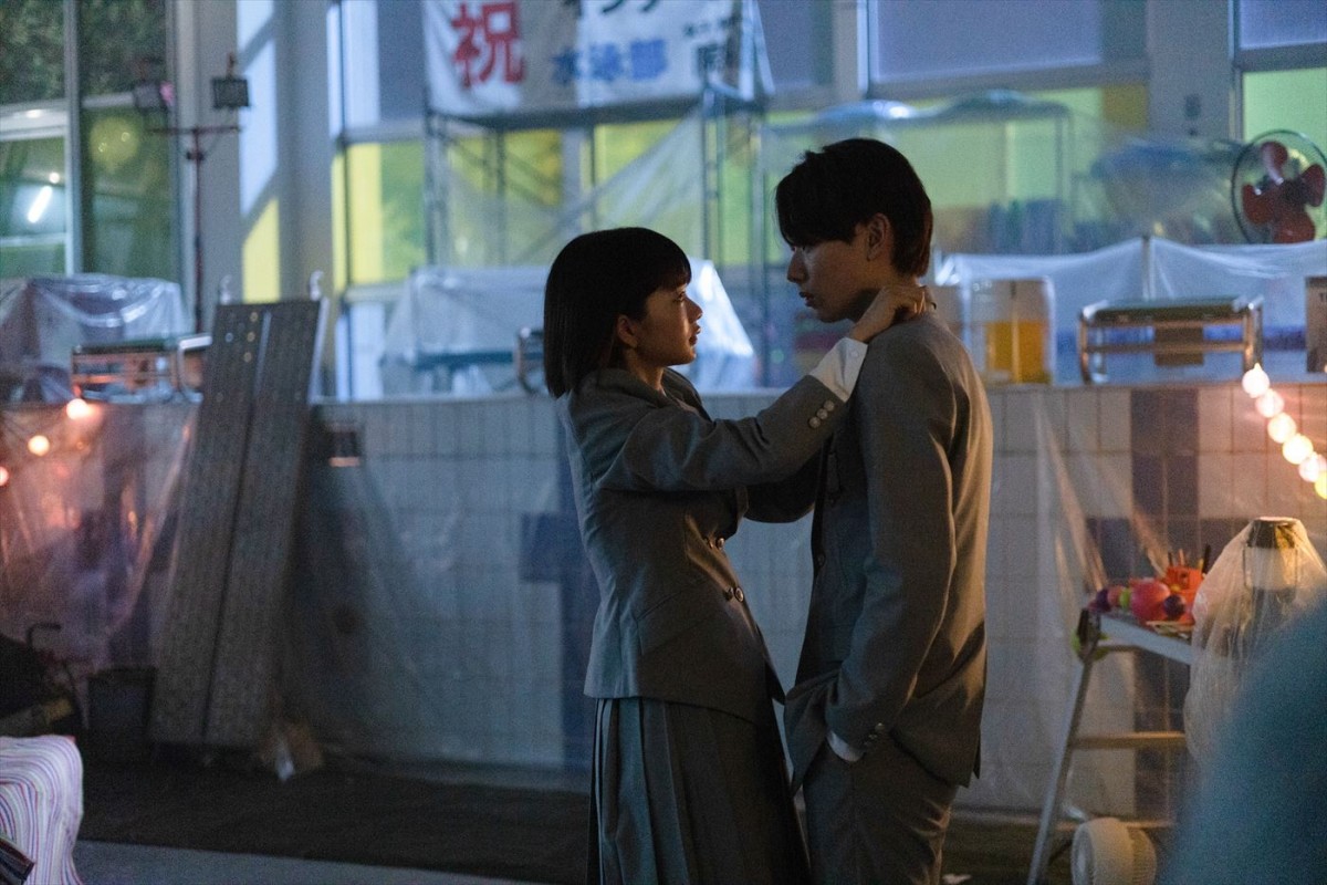 見上愛×宮世琉弥共演『恋愛バトルロワイヤル』、隠す者と暴く者たちの緊迫の表情を収めた場面写真12点解禁
