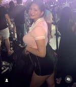 “ナイススタイル”で話題のラウンドガール「誰がダラしないって？」、ピンクトップス姿にSNS騒然