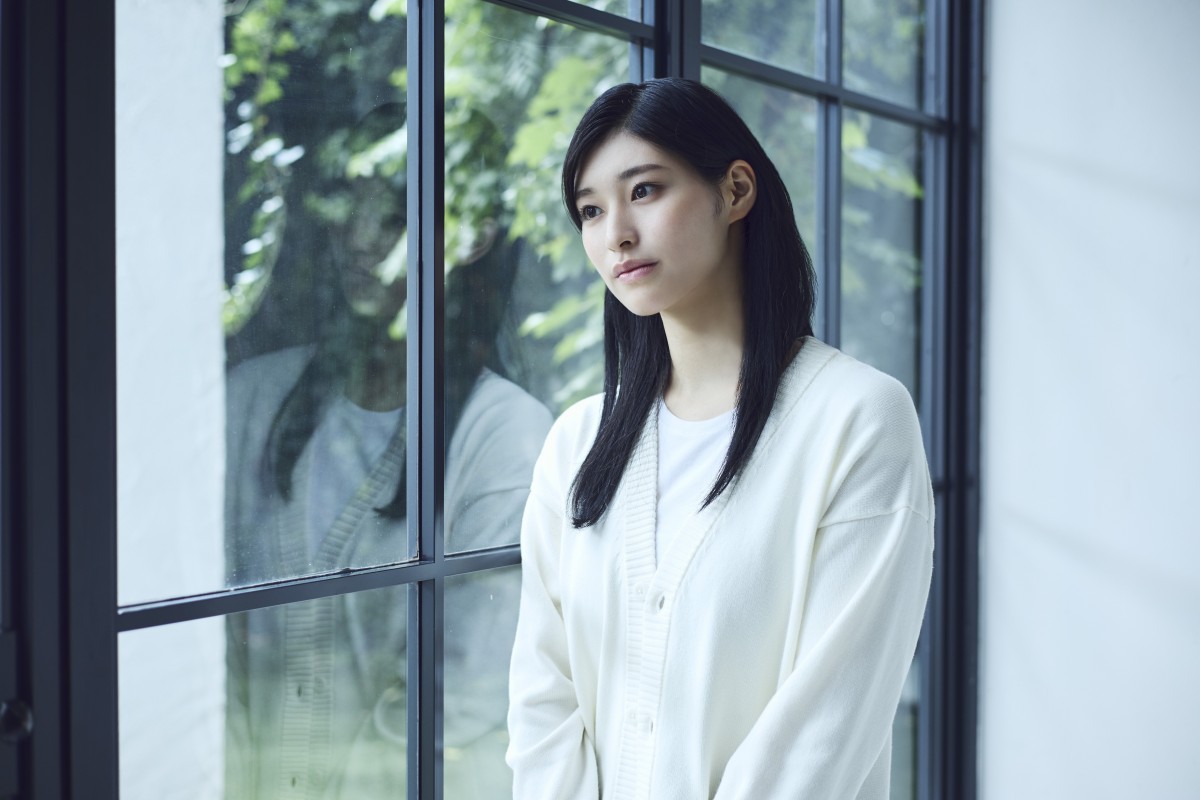 桐谷健太主演『Qrosの女』、正体不明の“謎の女”役に新星・黎架！