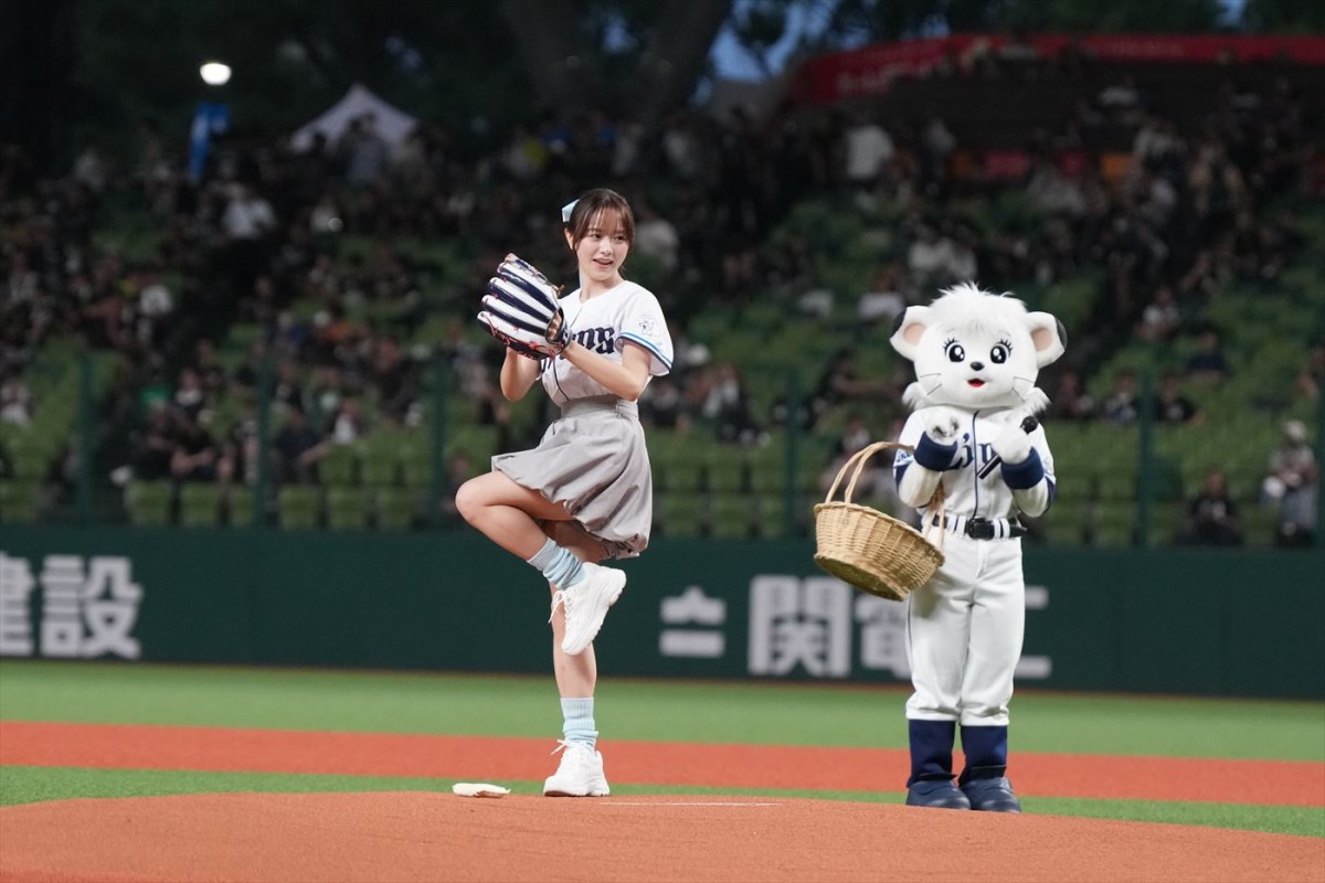 森香澄、ポニテ＆ミニスカ姿でマウンドに降臨！　ノーバン投球できず「リベンジしたい」