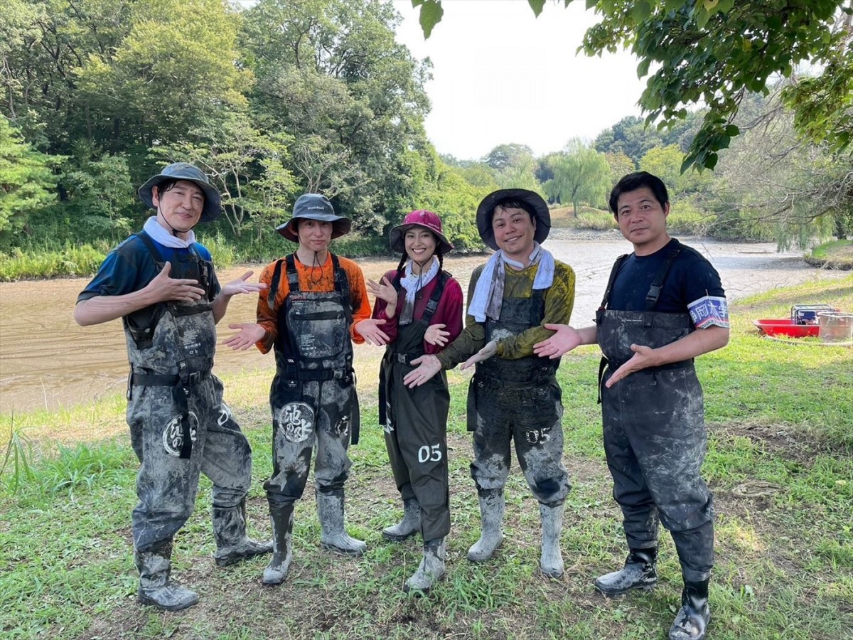 9月22日放送の『緊急SOS!池の水ぜんぶ抜く大作戦』より(左から)田中直樹、三宅健、恒松祐里、井上裕介、加藤英明
