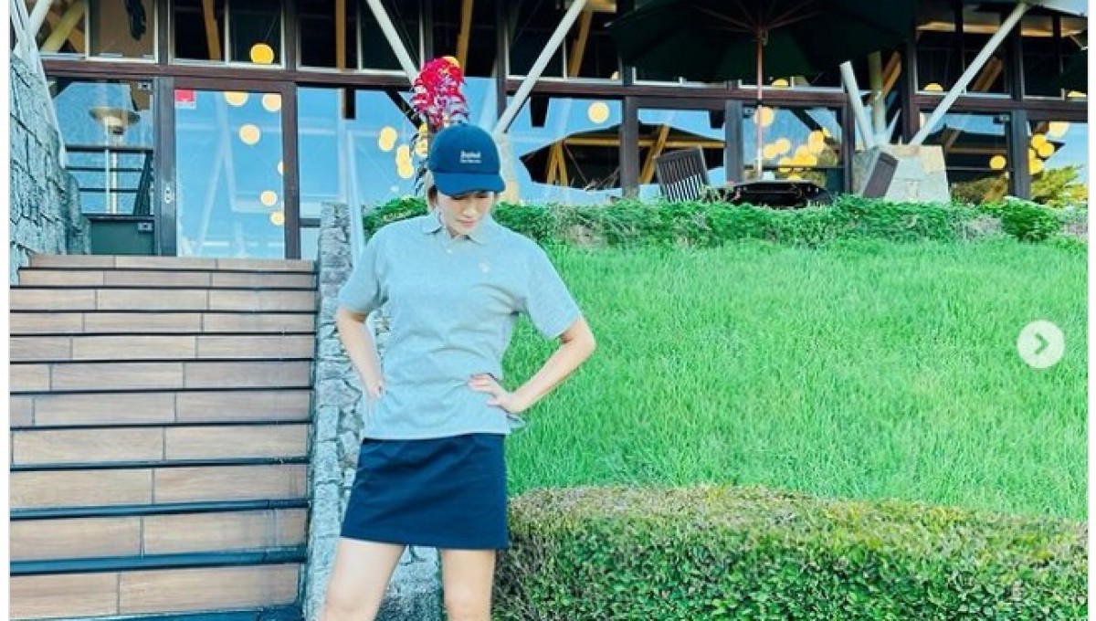 狩野舞子、美脚まぶしいミニスカゴルフウェアに反響「脚の長さも際立っ