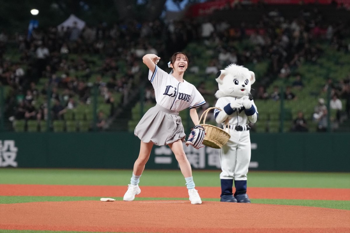 森香澄、ポニテ＆ミニスカ姿でマウンドに降臨！　ノーバン投球できず「リベンジしたい」