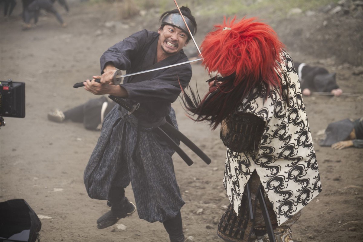 阿部サダヲは狼狽、玉木宏は勝利確信？　『十一人の賊軍』特別映像、場面写真20点＆オフショット解禁