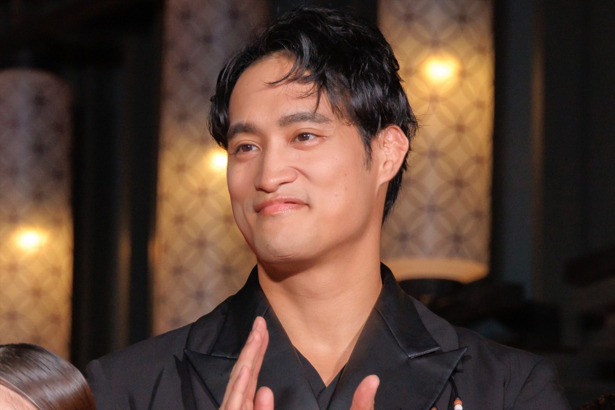 土屋太鳳、オフショルダードレスで登場　出演作公開に「胸がいっぱい」