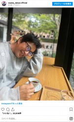 眼鏡姿でリラックスする大沢たかお　※「大沢たかお」インスタグラム