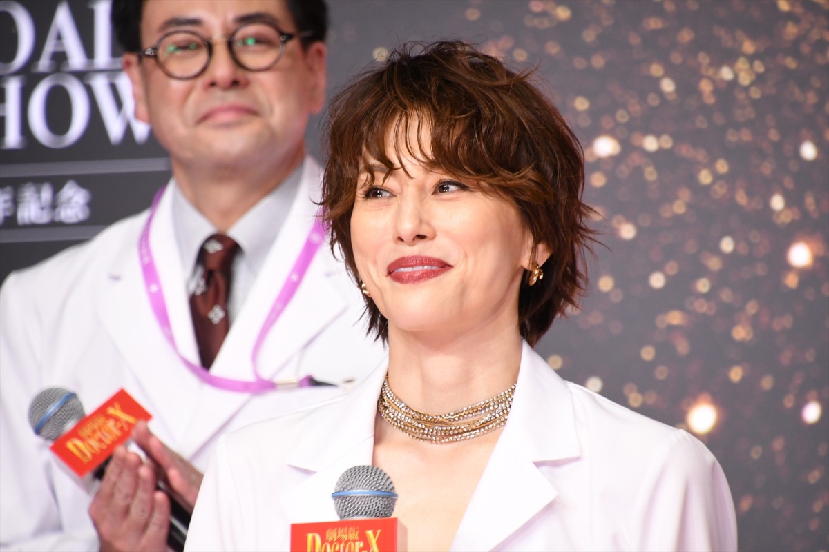 米倉涼子、『ドクターX』ファイナルを発表！　作品への思いが溢れ涙