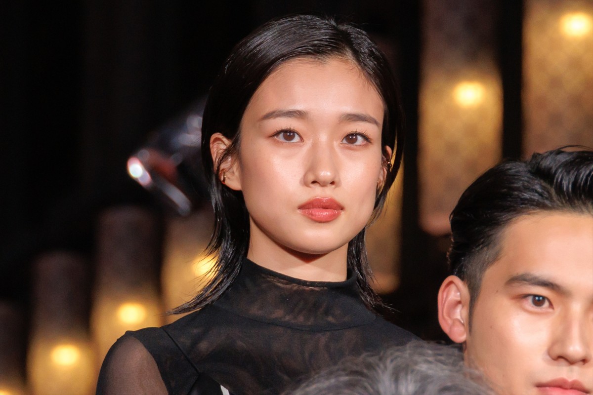 土屋太鳳、オフショルダードレスで登場　出演作公開に「胸がいっぱい」