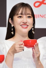 菊地亜美、「クノール贅沢野菜」ヌーヴォー2024解禁式に登場