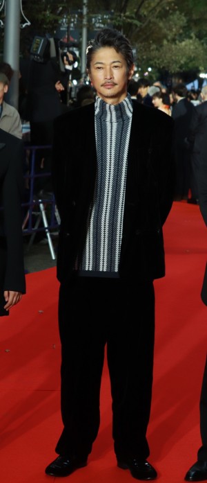 「第37回東京国際映画祭」オープニングレッドカーペットに登場した窪塚洋介