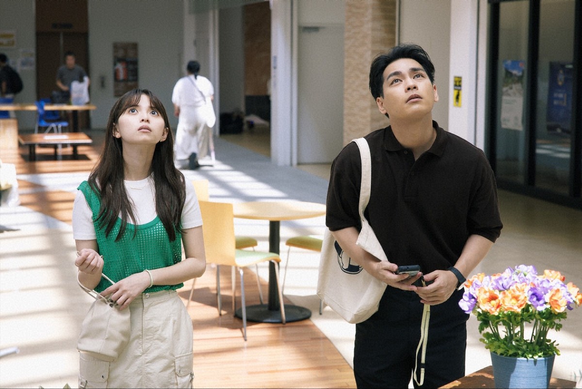 『ライオンの隠れ家』第2話　“洸人”柳楽優弥、“ライオン”佐藤大空のスマホに届いた2回目のメッセージを見る