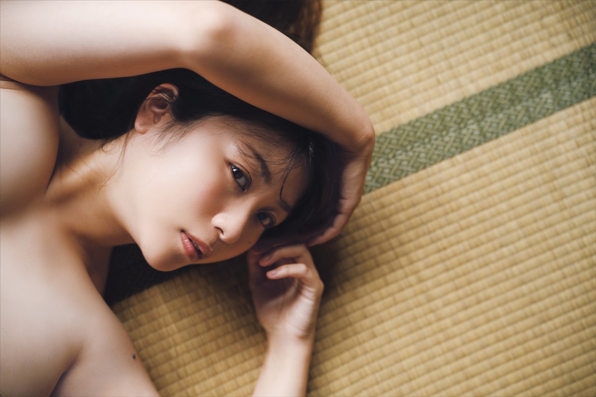 西田麻衣写真集 Re:Mai』(徳間書店)より ナチュラルメイクを意識した和室のシーン。落ち着きのある古民家 で、まるで我が家のようにリラックスした雰囲気で徐々にはだけて、 そしてありのままの姿に‥‥?