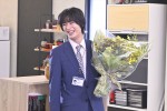 ドラマ『無能の鷹』のクランクアップを迎えた塩野瑛久