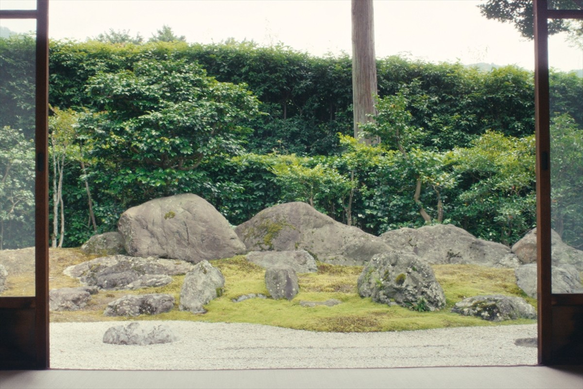 イザベル・ユペールと伊原剛志が美しい日本の風景を巡る！　映画『不思議の国のシドニ』本編映像解禁　直島で初となる劇映画撮影を敢行