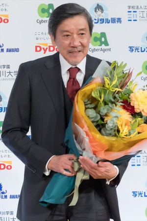 奥田瑛二、「第49回報知映画賞」表彰式に登場