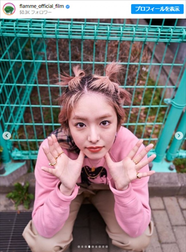 写真）唐田えりか、別人のように“激変” 舌出し＆ピンクショートで印象
