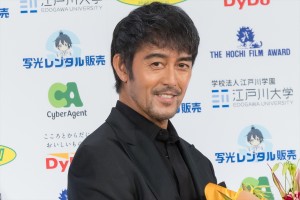 阿部寛、「第49回報知映画賞」表彰式に登場