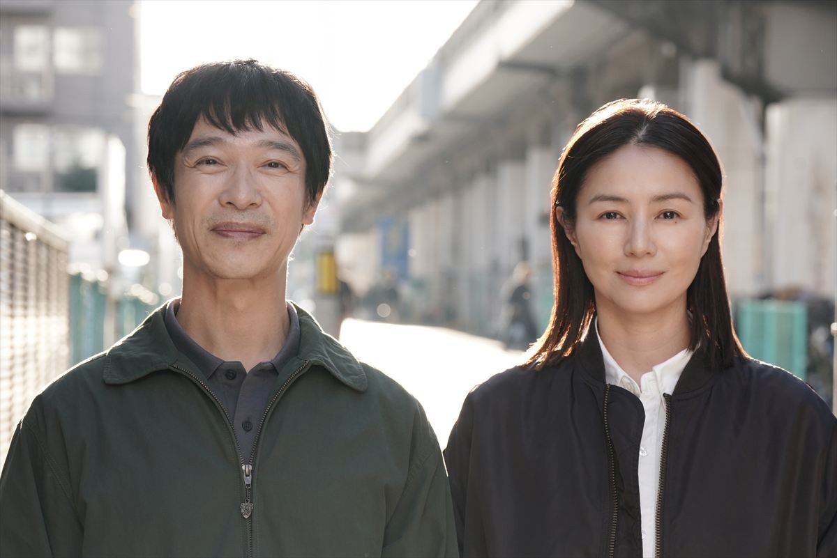 映画『平場の月』に出演する(左から)堺雅人、井川遥