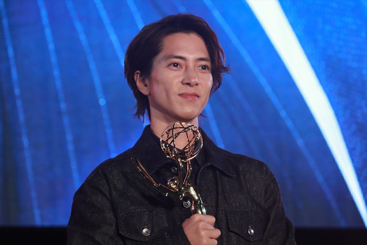 山下智久、国際エミー賞のトロフィーにビックリ！　『神の雫』が受賞＜東京コミコン2024＞