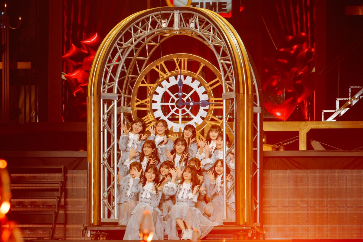 日向坂46、東京ドームライブ　卒業メンバー＆オードリーがサプライズ出演　新曲初披露も