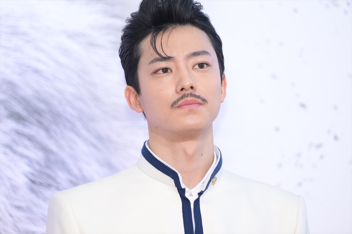 道枝駿佑、板垣李光人と現場でイチャイチャ？　吉川愛に暴露される