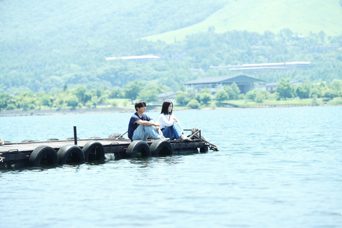 『サイレントラブ』“蒼”山田涼介と“美夏”浜辺美波が思い紡ぐ場面写真＆メイキングショット公開