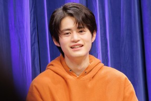 鈴鹿央士、ドラマ『闇バイト家族』記者会見に登場