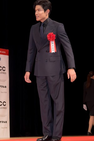 鈴木亮平、「第78回毎日映画コンクール」表彰式に登場