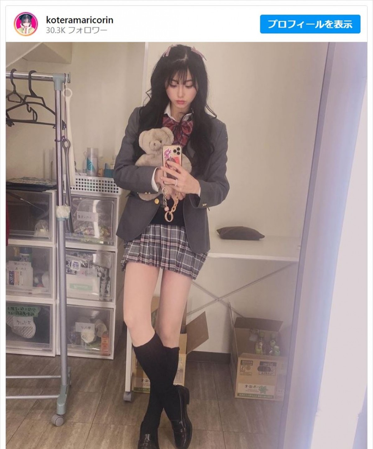 小寺真理、JK衣装が違和感なさすぎ　※「小寺真理」インスタグラム