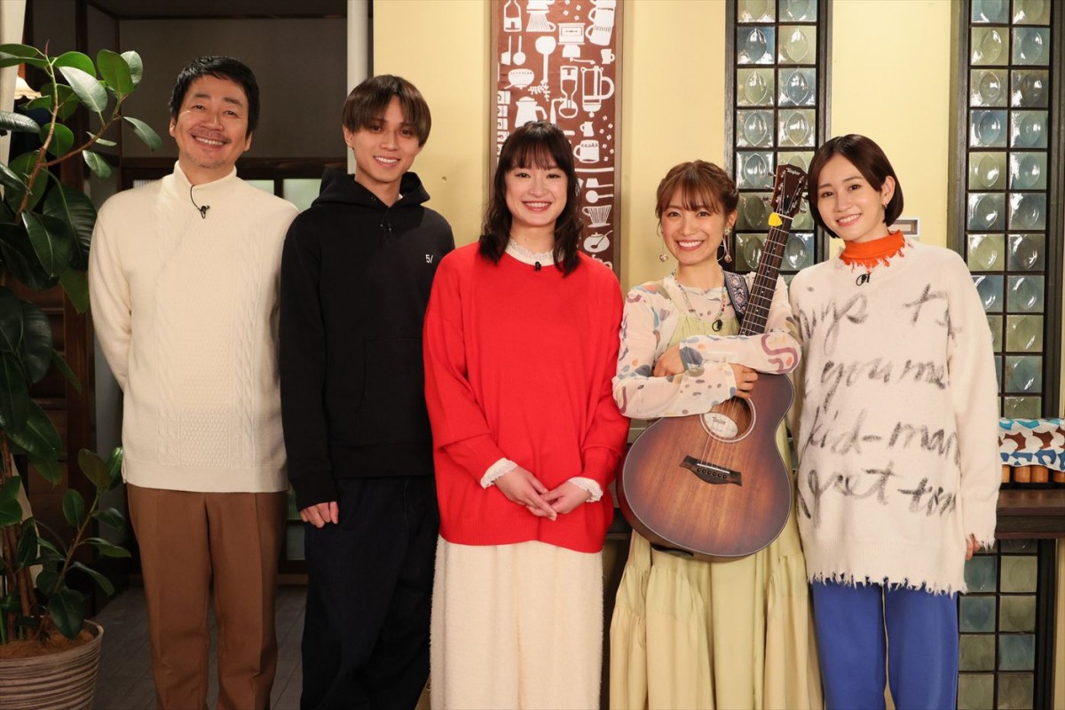 ドラマ『厨房のありす』より(左から)大森南朋、永瀬廉、門脇麦、主題歌を担当したmiwa、前田敦子
