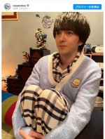 “牧”林遣都のかわいい体育座り　※『おっさんずラブ』公式インスタグラム