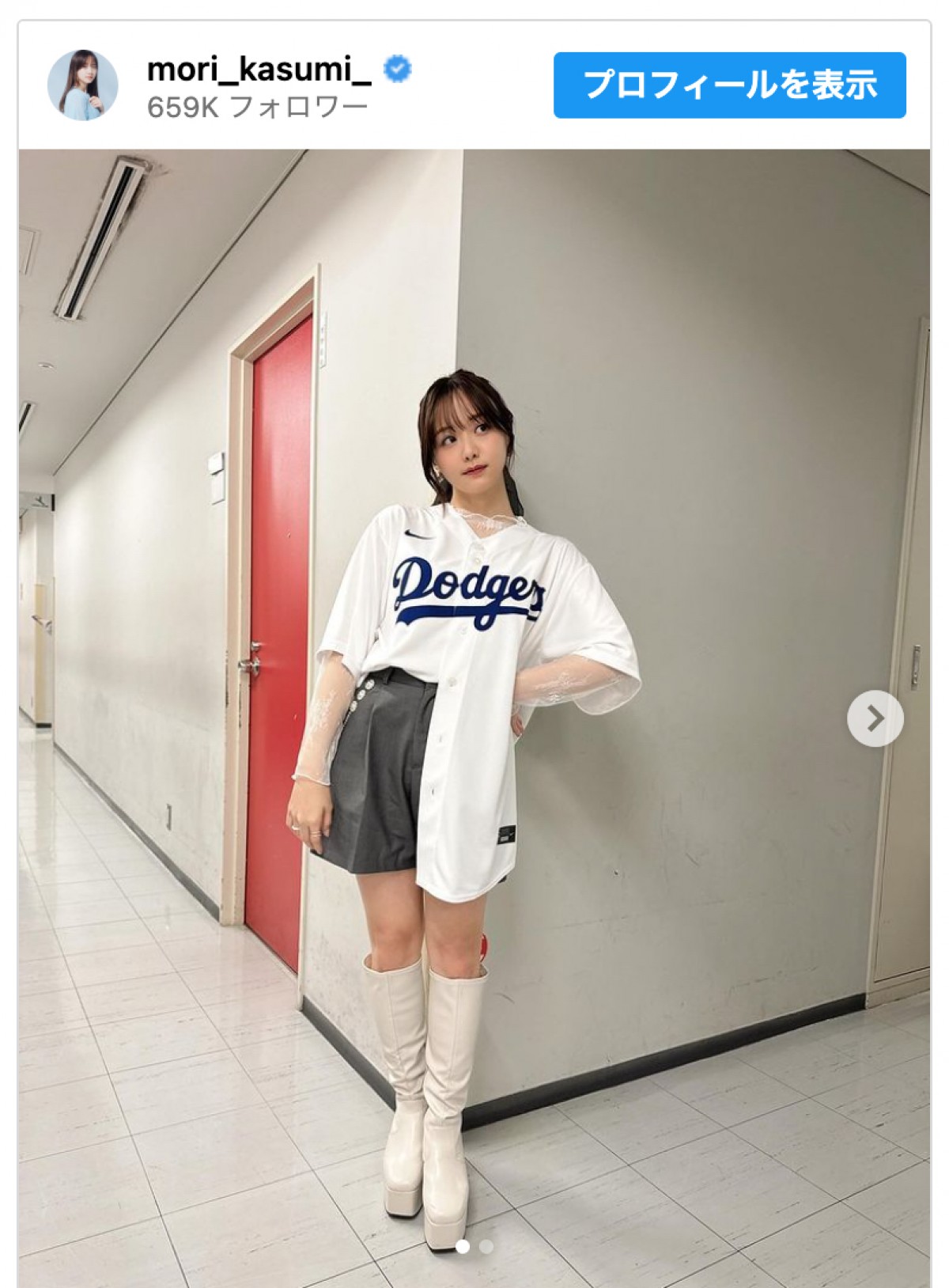 森香澄、ドジャースユニフォームの着こなしがかわいすぎ　足元はショートパンツ＆ロングブーツで美脚ちらり